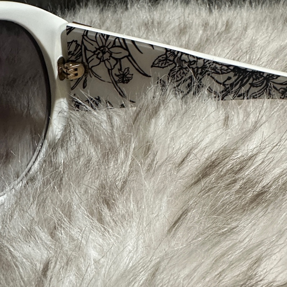 Gucci Ivory Sunglasses with Gold Accents - Picture 5 of 6